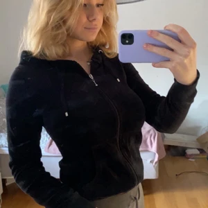 Hoodie  - Basic svart mysig hoodie, sitter fint och skön! Köpare står för frakt🤍