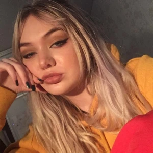 huvtröja senapsgul🍯🥂✨✨ - vanlig huvtröja med fin färg och jättenajs att ha med layers🗝🥂🌟🌟✨buda i kommentarerna eller privat det som känns bäst<3 och fråga vad som helst:) om du undrar något eller vill se fler bilder💞💗✨kan mötas i stockholm och frakta:)🌟🍯