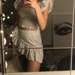 Kjol och topp - Från SHIEN. Kjolen har använts men är i bra skick, linnet är bara använt på bild! 💕 säljer båda för 100kr och separat 60kr! Kjolen har en ögla man ska stoppa i ett litet snöra typ, snöret har åkt av men det går att knyta rosetten där fram endå så kjolen håller sig uppe. Svårt att förklara, skriv privat för mer info!