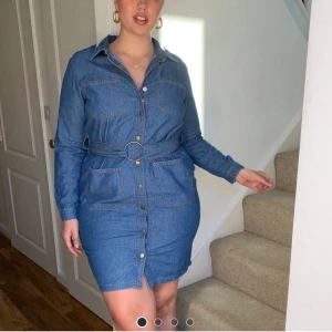 Jeansklänning  - Från Asos. Helt oanvänd, lapp sitter kvar. Frakt INGÅR i priset 😊