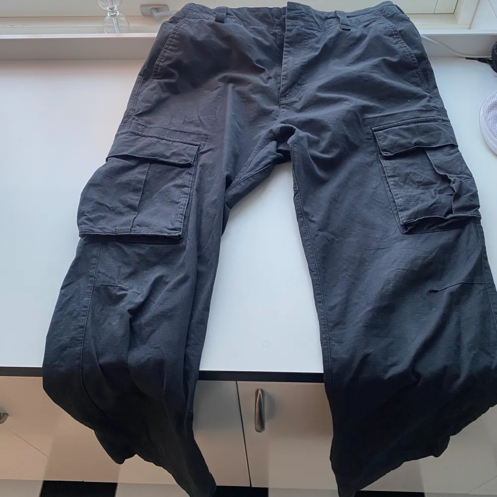 Nike sb cargo pants Svarta nästan helt nya, använda 3-4 gånger och är i jätte bra skick! Köpta för 949kr i storlek M!  Kontakta för fler frågor :). Jeans & Byxor.