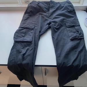 Nike sb cargo pants - Nike sb cargo pants Svarta nästan helt nya, använda 3-4 gånger och är i jätte bra skick! Köpta för 949kr i storlek M!  Kontakta för fler frågor :)