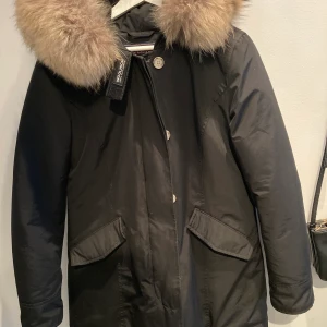 Woolrich jacka, stl L - Nästa helt ny Woolrich jag i svart. Använd ett fåtal gånger. 
