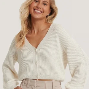 Vit kofta  - ❗️intressekoll❗️Vit stickad kofta från NA-KD, aldrig använd = bra kvalite (precis som ny). Org pris 239, köparen står för frakt