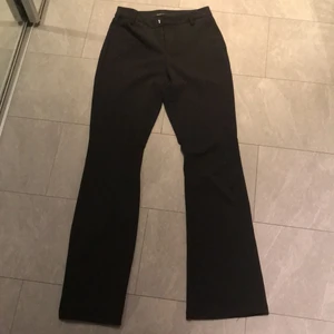Snygga kostym byxor från only storlek XS - Svarta kostym byxor från only väldigt snygga och har används bara någon gång, jag är 165cm och de passar i längden men är lite tajta i låren för mig . Nypris 299kr.