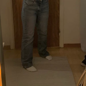 Raka jeans - Säljer mina supersnygga raka jeans från Pull & Bear. De köptes i somras och är sparsamt använda. Dock så har de blivit lite slitna nere vid fötterna (sista bilden) då de är för långa för mig som är 165. Annars sitter de verkligen helt perfekt!! (Är som 38