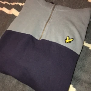 Lyle&scott - En snygg hoodie som jag inte andhämtning så mycket. Den sitter over size på och är mycket snygg! Vid flera frågor kontakta gärna mig☺️
