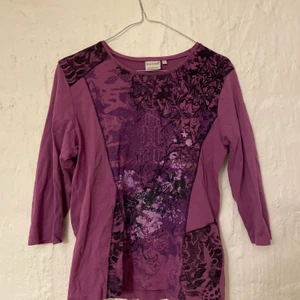 Långärmad tröja  - Långärmad lila tröja med coola detaljer. Den är stor i storleken och sitter lite baggy/löst på mig som brukar ha storlek S🥰🥰 