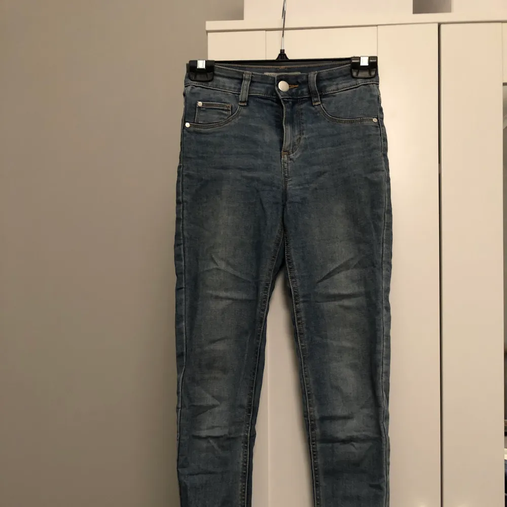 Jättesköna skinny-jeans från Cubus i perfekt blå färg och med hög midja. Använda 2-3 gånger så mycket fint skick. Säljer för 100kr + frakt! Kontakta mig för mer info💕. Jeans & Byxor.