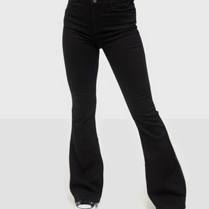 Svarta utsvängda jeans - Snygga jeans jag köpte på bikbok för 700 kr. Dom är för små för mig nu så jag behövde sälja dom:) dom är väldigt stretchiga så dom passar nog folk som ofta köper xs/s/m köparen står för frakten!