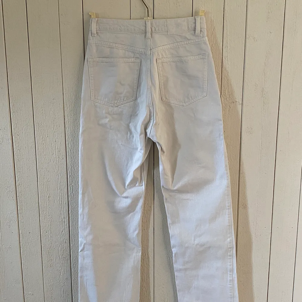 Straight leg jeans från Weekday. Modell: ”Row”. Är betydligt mindre i midjan. Passar mer som 25/32. Använda ett fåtal gånger. Mycket bra skick.. Jeans & Byxor.