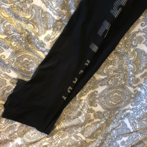 Träningsbyxor - Svarta Träningsbyxor, säljer då de inte kommer till användning. Fint skick💖