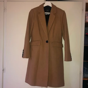 UllKappa - Säljer min fina kappa 🧥 som har använts en höst/vinter. Denna kappa har en ullblandning som gör att den värmer din kropp även om det är snö ute. Färgen är brun/beigh och går aldrig ur mode. Passar snyggt till svarta jeans och en svart hoodie under 😍 orginalpris 1 200 kronor