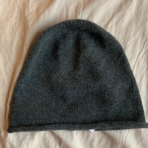 Jätte snygg mössa från Gina tricot - Säljer pga ingen användning, mörk grå och lite tunnare men håller fortfarande värmen. Använd kanske 2 gånger. Perfekt nu när det börjar bli lite varmare. Buda från 50kr exlusive frakt 💝