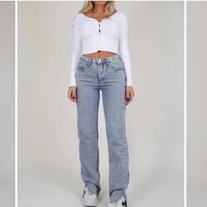 Venderby’s Jeans - Jag säljer dessa populära jeans från venderby’s då de tyvärr inte passade, jag köpte de från en tjej här på Plick helt oanvända med prislappen kvar så de är endast testade. Nypris 700kr. Skriv privat för frågor💕 Buda från 300kr eller köp direkt för 500kr💕                                 Budet ligger på 450kr
