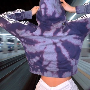 Skitcool tie die hoodie - Skitball tie die hoodie som är croppad (köp så). Ascoola detaljer längst armarna och skiftar i lila och blå i olika nyanser. Tide die har varit trendigt on och off i decennier men har nu en comeback👊👊. Hoppas ni gillar den🥰