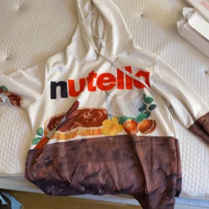 nutella hoodie - storlek L tror jag, har ingen lapp så vet inte vart den är ifrån, köpt från plick