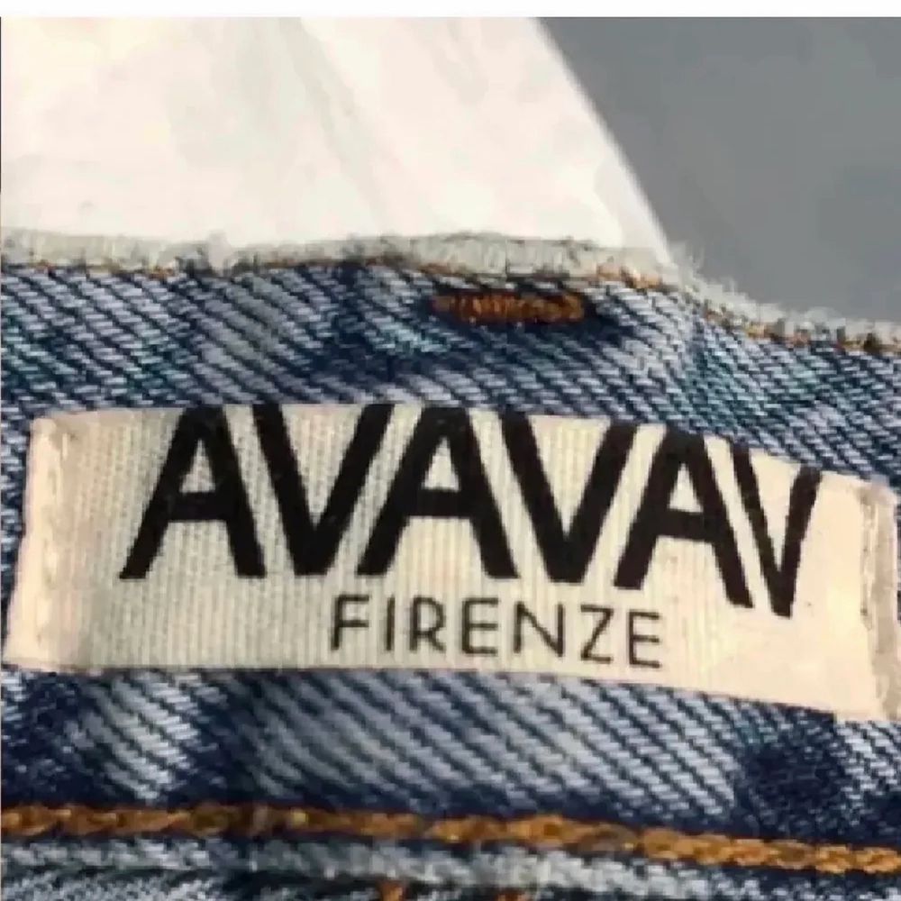 Säljer dessa snygga raka jeans från AVAVAV Firenze. Köpta för 2200 kr, mitt pris 550 kr. Storlek 25. Endast använda en gång. Då jag hade velat ha de längre i benen kmr de tyvärr inte till användning. Jag är 173 cm lång. Kan mötas upp i Sthlm annars står köparen för frakten (66kr). Jeans & Byxor.