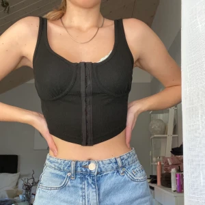 Svart corset  - Denna svarta ribbade linnet är luftigt och bekvämt