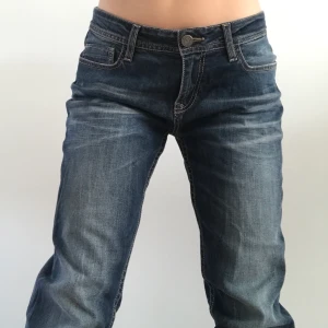 Baggy bootcut/straight y2k jeans -  🌏FRAKT PÅ 60KR TILLKOMMER🌍 Snygga jeans i vad som känns som en blandning mellan bootcut och straight. Lågmidjade och passar till allt. Det står W28 i dem, men är en aning för stora på mig som vanligtvis är W24, vill man ha dem tajt skulle jag rekommendera W26 och upp. Men sitter även skit snyggt lite oversize. Jag är ca 160 och de är för långa på mig, rekommenderar 165 o upp. Tveka inte på att skriva till mig om du undrar över måtten eller vill pruta :) 
