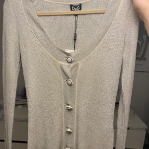 Kofta glittrig Dolce & Gabbana - Fin kofta/cardigan helt ny från Dolce & Gabbana i storlek S, silvrig och glittrig i färgen