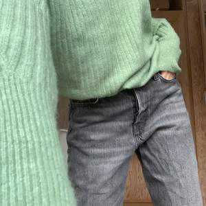 Gråa zara jeans, straight modell. Mkt sparsamt använda, vill sälja då det är för korta för mig(173) skulle nog passa bra till alla under 168. Pris kan diskuteras!