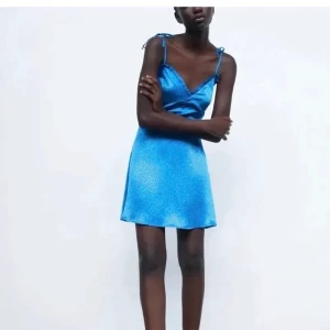 Zara klänning - Säljer den här sjukt snygga slutsålda klänningen från zara, den har prislappen kvar och allt. Säljer den endast då den tyvärr var för liten för mig😢. 