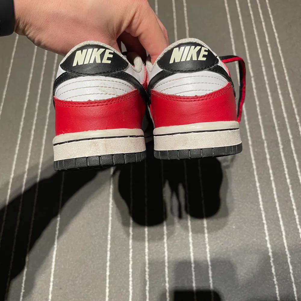 Tja! Säljer dessa Nike Dunks. Skick utifrån bilder, enda detaljen som är märkvärdig är att ena snörets ände är skadat (går att ordna bild)! Se gärna mina andra annonser, en del dunks 🌟. Skor.