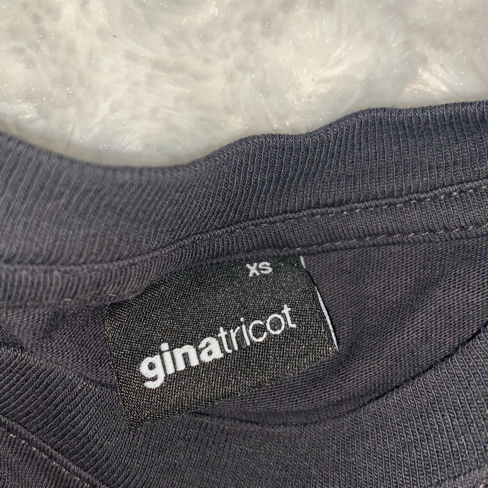 Köpte denna 2019 på Ginatricot 🥰 den är i storlek XS oh jag säljer den för 75kr, köpte den för 129kr! Storleken passar från XXS-M! Kontakta vid intresse! . T-shirts.