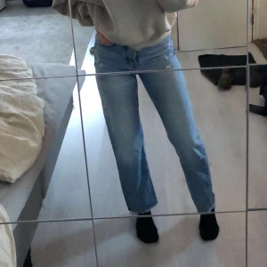 Straight jeans från Zara - Skit snygga raka jeans från zara som inte är använda speciellt mycket. Det är en stl 34 men är mer som en stl 36, köparen står för frakt!🖤
