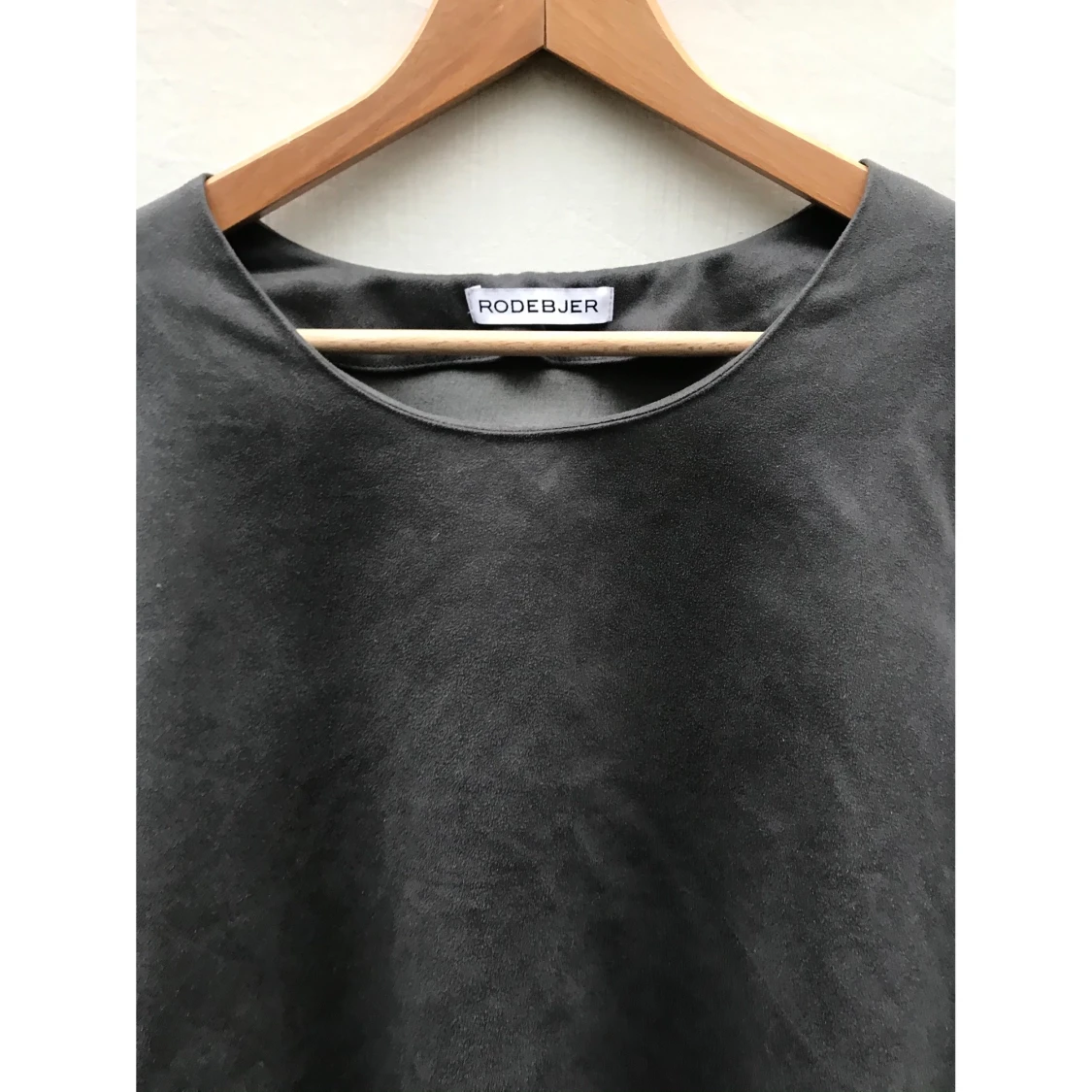 RODEBJER grå mockaimitation tröja st.S - 90