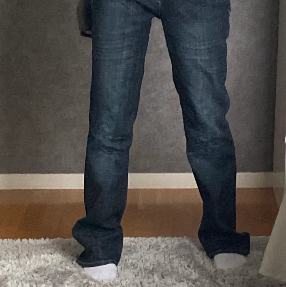 Så coola jeans i w30 men tycker det är najs när de sitter lite oversized och jag på bilden har egentligen w25 ☀️☀️ Buda från 180kr. Jeans & Byxor.