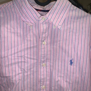 Ralph Lauren skjorta  - Väldigt snygg Ralph Lauren skjorta. Använd ett par gånger men väldigt bra skick. Passar både kvinnor och män men köpt på man avdelningen. Sitter som en oversized skjorta om du har typ stl S-M. 