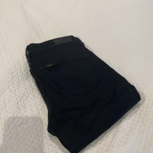 Svarta jeans från Lee - Svarta tighta jeans från Lee. I storlek W26 L31. För mer bilder skicka privat meddelande. 
