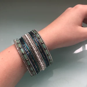 Indiska armband med pärlor  - Helt nytt oanvänt indiska armband! Jättefina färger som passar på sommaren🌞 nypris 179kr. Frakt ingår i priset ☺️