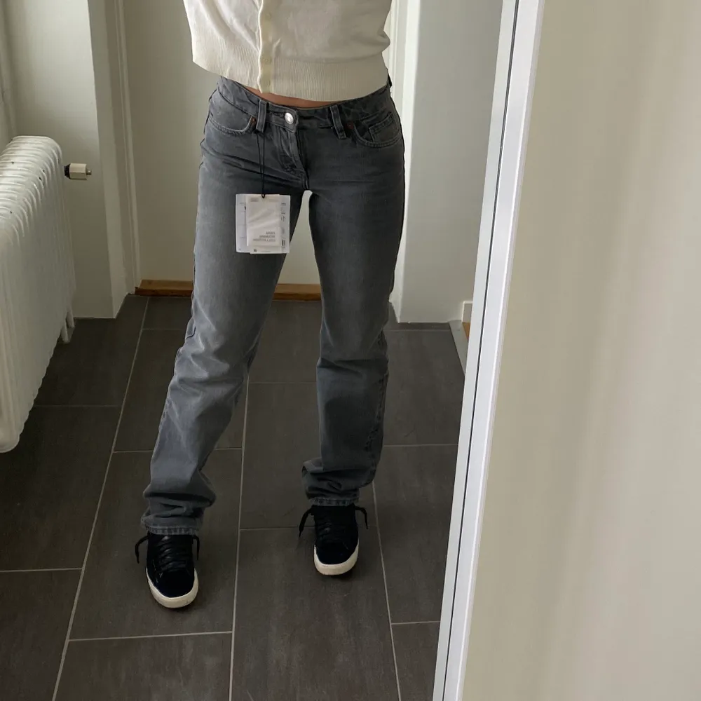SÄLJER ETT PAR 38or OXÅ! (Mina bilder) Slutsålda gråa lågmidjade Zara jeansen! Aldrig använda med lapparna på! Är 165cm och dessa är långa på mig. Säljer endast vid bra bud, buda från 400kr!🤎34orna är sålda!. Jeans & Byxor.