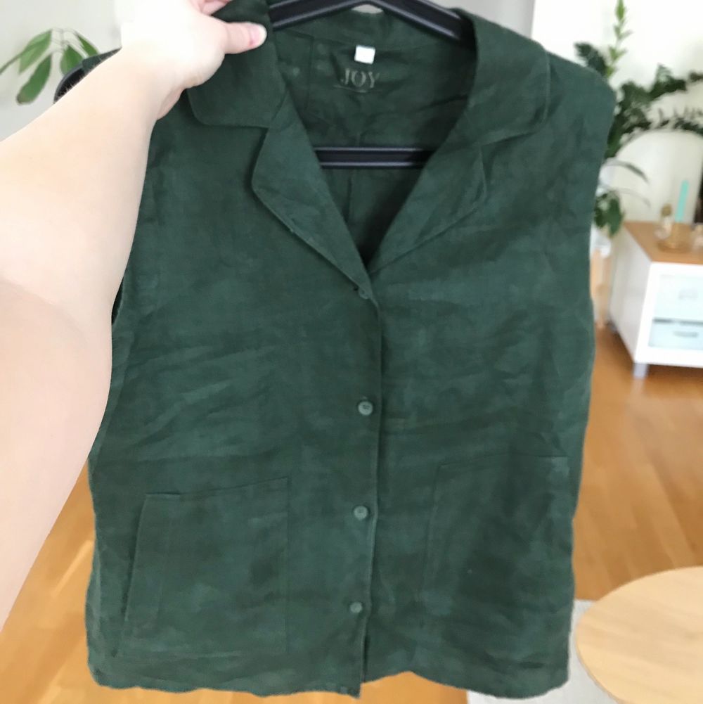 Kortärmad grön linneskjorta i 100% lin. Blusen har fickor på sidorna och i princip helt oanvänd. Om du köper någonting i min shop för över 50kr så får du något för 20kr på köpet (det finns en hel del att välja bland).. Skjortor.