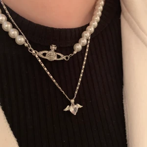 Vivienne Westwood Halsband - Det populära Vivienne Westwood halsbandet!! Aldrig använt så den är i nyskick❣️Köpt från amazon för 300kr så det är inte äkta❤️ Bud startar från 100kr (köp direkt för 250kr)❣️