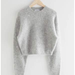 Super snygg grå stickad tröja från &other stories💓. Säljer den då jag råkade beställa två av samma och kan inte längre lämna tillbaka. Den är helt ny och aldrig använd då jag inte har öppnat den. Så fin och mysig💗 nypris: 790