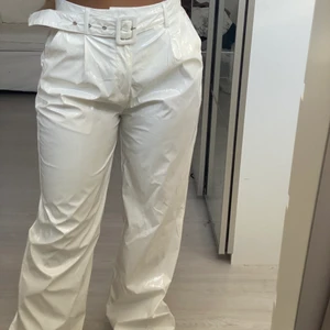 Vita lackbyxor - Prislapp kvar och oanvända, säljer för dom aldrig kom till användning. Dom är bra längd på mig som är 1,70 då jag gillar längre byxor som går över skorna.