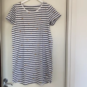 Mjukt, stretchigt nattlinne från Lindex - Mjukt randigt nattlinne med stjärnor på i bra skick. Material: 95% bomull, 5% elastan därav den mjuka och stretchiga kvaliten! Hör av dig om du har funderingar eller vill veta exakta mått😃Köparen står för frakten!