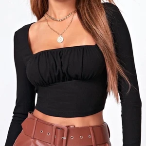 Topp - Jättefin topp från shein köpt i våras. Storlek S, säljer den då den är alldeles för stor för mig. Jag är en xs-xxs. Aldrig använd, jättefin kvalite på toppen. Skulle säga att den passar en S/M. 80kr + frakt, eller högst bud 🤍