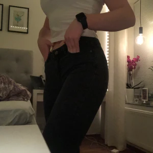 Vintage lågmidjade jeans - Superfina och supersköna vintage lågmidjade jeans. Ifrån märket crocker. Skicket är super bra, det enda är att jag satt en snodd som lösning till gylfen men absolut inget som syns eller märks💕älskar dem men tyvärr är de lite för små för mig. Måtten på jeansen är 26/34 men skulle mer säga att de passar till xxs/xs!