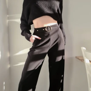 Raka "kostym"byxor - Skitsnygga och dessutom sköna finbyxor med resor bak i midjan, fickor på båda sidorna och guldfärgade detaljer frampå. Rätt perfekta om inte liite korta i längden för mig (176). Välanvända men i bra skick🌷