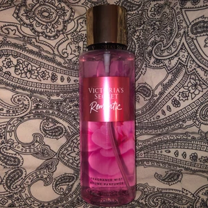 Victoria’s secret body mist  - Victoria’s secret romantic body mist som luktar fantastiskt☺️💗 Det är bara tagit 4-5 sprut ur den, så den är nästan helt full💗💗skriv gärna vid intresse eller frågor❤️
