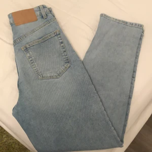 jeans  - ljusblåa momjeans från HM, stretchiga, formar midjan bra, storlek 36 alltså S. Kan mötas upp i Malmö, kontakta för mer info 