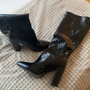 Knähöga stövlar från SHEIN - Helt oanvända knähöga stövlar från SHEIN. Storlek 39. Nypris 360kr men säljer för 180kr då de är för små för mig. 