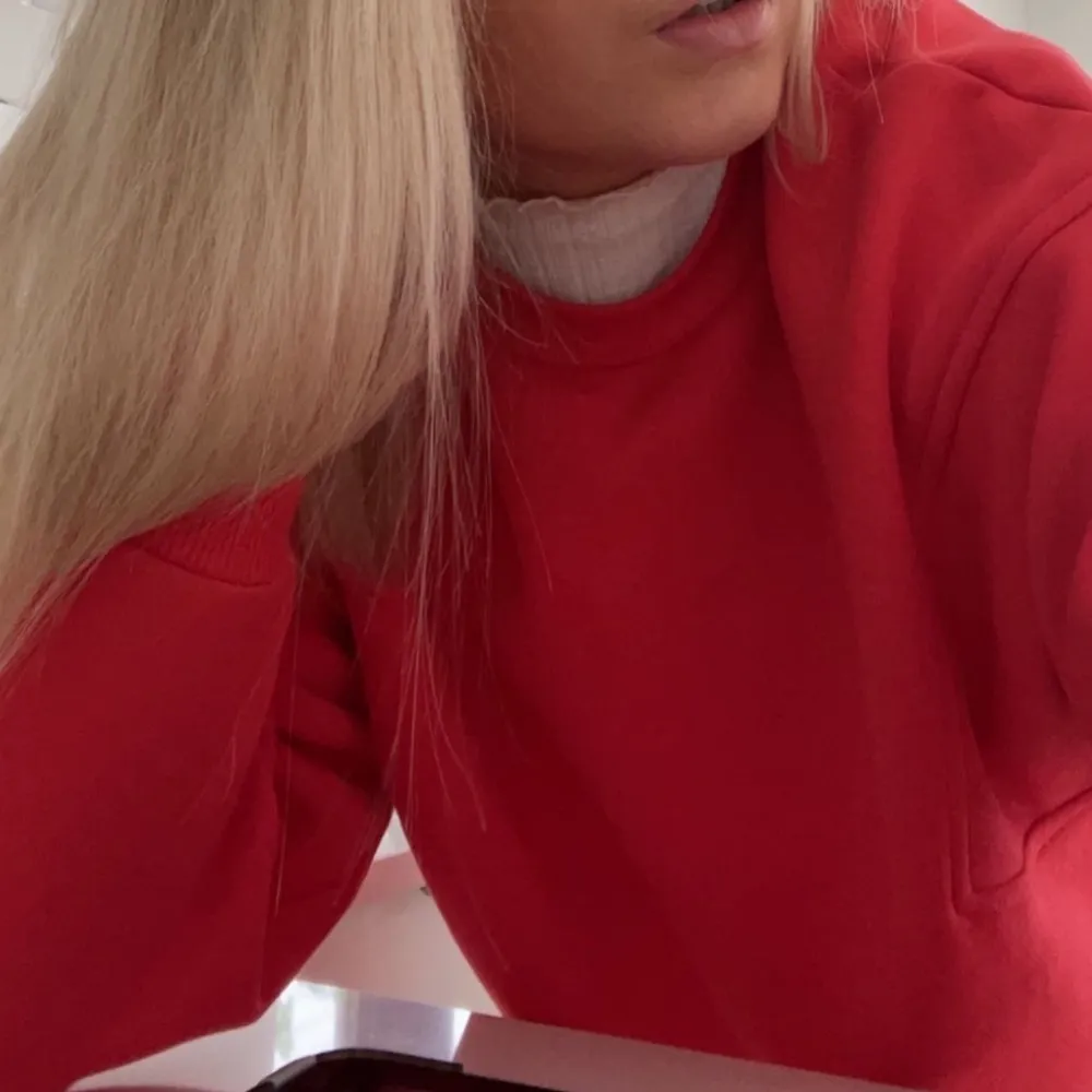 Jättefin röd sweatshirt från Gina Tricot. Använd fåtal gånger!. Tröjor & Koftor.