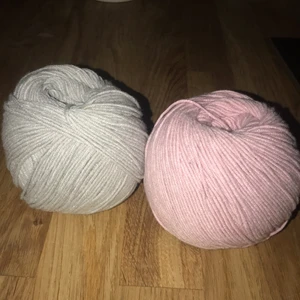 Garn - Säljer två oanvända garnnystan som den som gillar att t.ex. virka klädesplagg kan använda. Jättefina hemtrevliga nyanser som passar på nästan vem som helst. Hör gärna av dig om du har frågor eller är intresserad😊💖