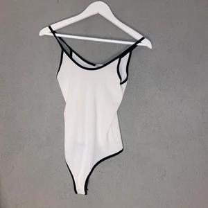 Vit/svart ribbad body  - Fin body! 